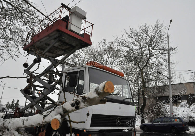 Паднали клони от снега скъсаха жиците на тролея