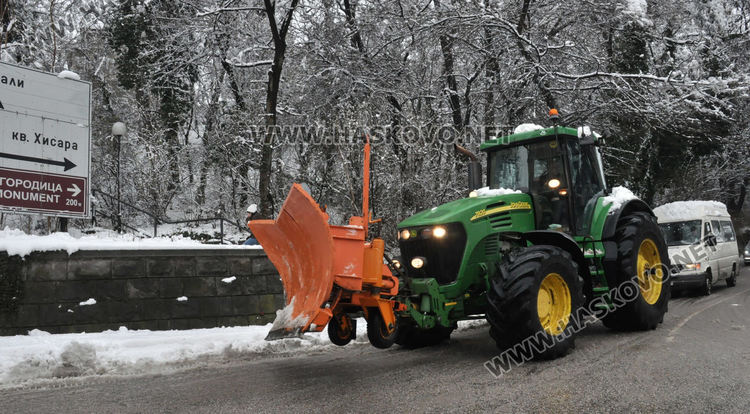 Паднали клони от снега скъсаха жиците на тролея