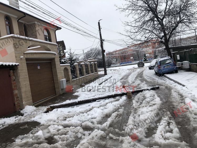 Първият сняг събори дървета, уличен стълб и прекъсна тока в част от Димитровград и общината