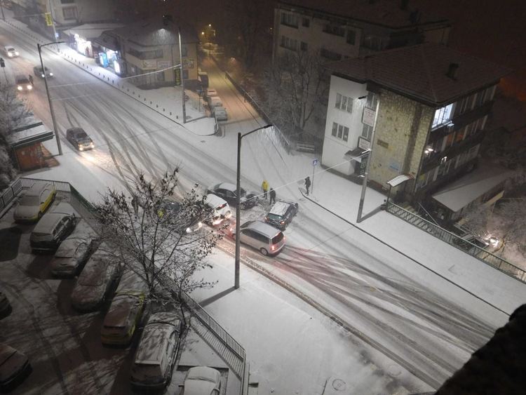 След снега, две села без ток. Коли се удряха при 2 см сняг