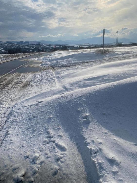 Снегонавявания затрудняват движението в планинските участъци на община Първомай