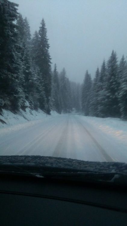 Затвориха за товарни автомобили проходите Превала и Рожен