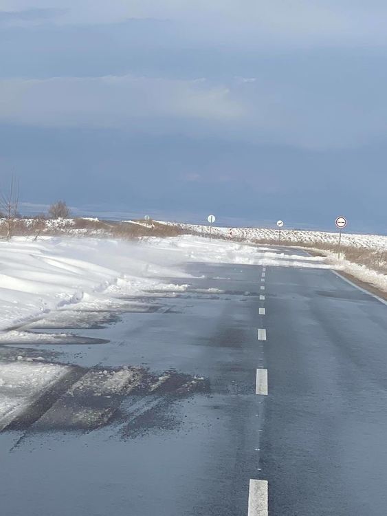 Снегонавявания затрудняват движението в планинските участъци на община Първомай