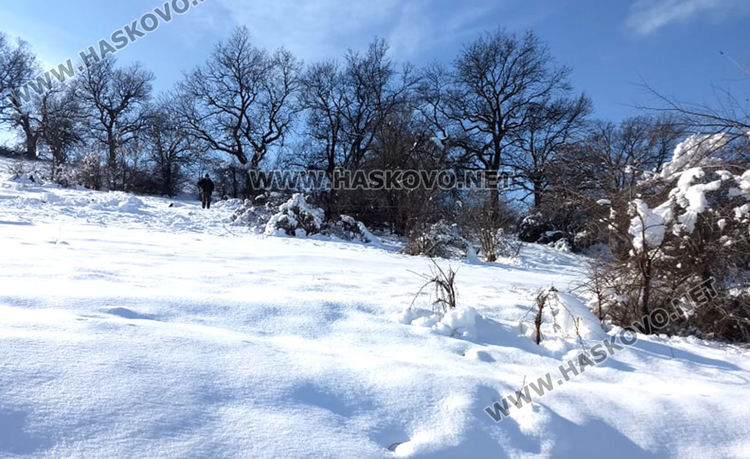Прокопаха път, за да сменят паднал електрически стълб