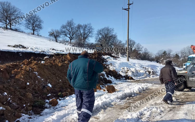 Прокопаха път, за да сменят паднал електрически стълб