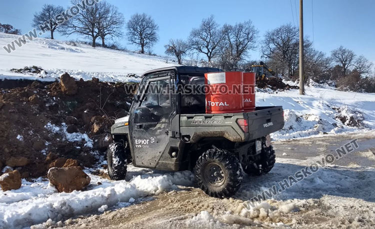 Прокопаха път, за да сменят паднал електрически стълб
