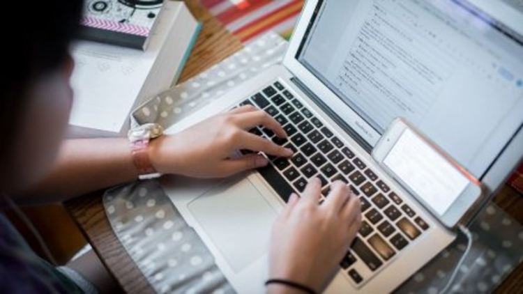 Държавата купува до 230 000 компютъра за ученици и учители за 162 млн. лв.