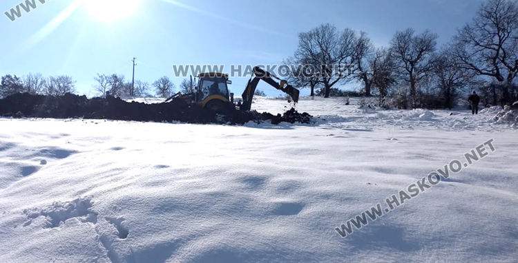Прокопаха път, за да сменят паднал електрически стълб