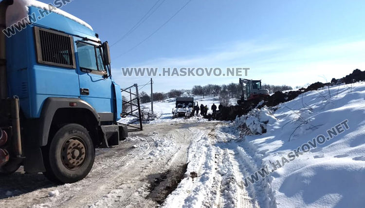 Прокопаха път, за да сменят паднал електрически стълб