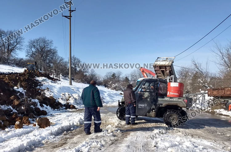 Прокопаха път, за да сменят паднал електрически стълб