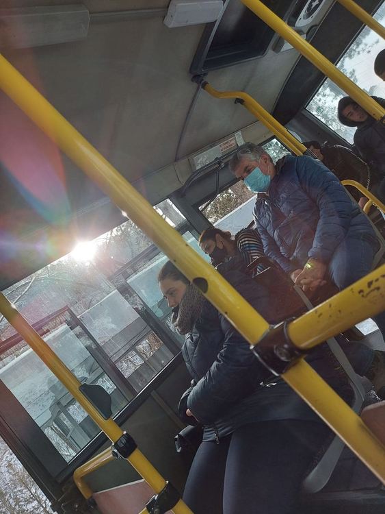 Читател сигнализира: В автобус номер 2 допускат пътници без маски!