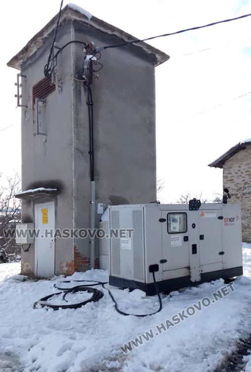 Прокопаха път, за да сменят паднал електрически стълб