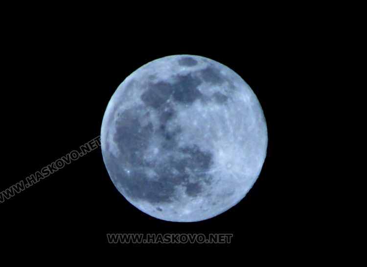 Наблюдаваме Вълчата Луна тази вечер