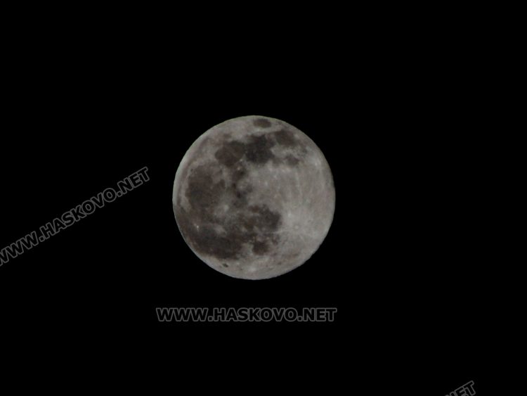Наблюдаваме Вълчата Луна тази вечер