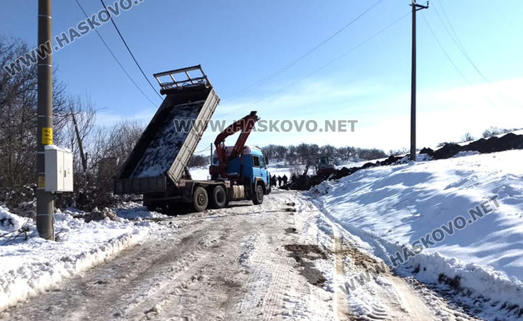 Прокопаха път, за да сменят паднал електрически стълб