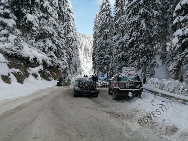 Жесток удар между две коли на Пампорово / обновена/