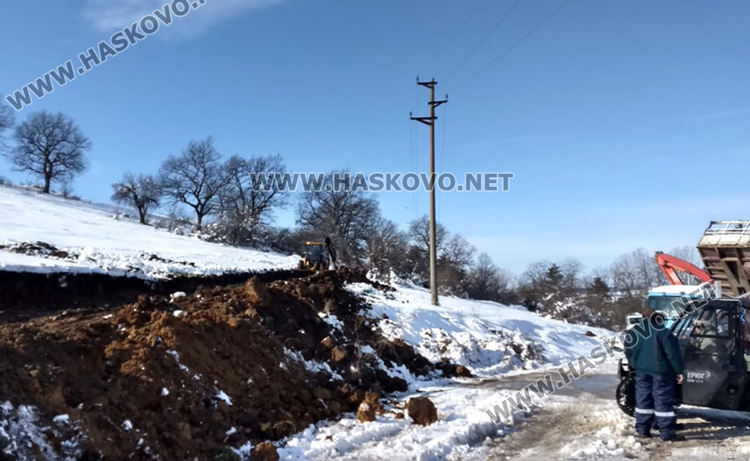 Прокопаха път, за да сменят паднал електрически стълб
