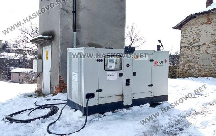 Прокопаха път, за да сменят паднал електрически стълб