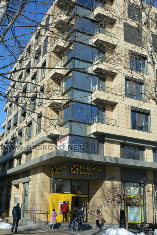 23-годишен е с опасност за живота след падане от обществена сграда в центъра на Хасково