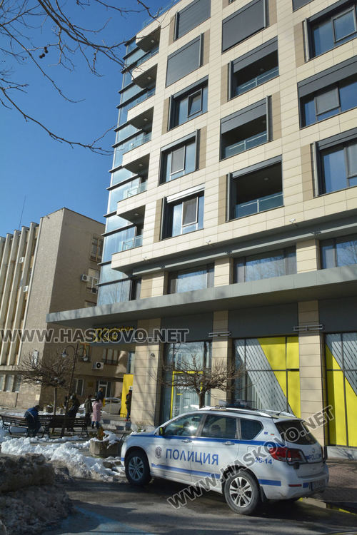 23-годишен е с опасност за живота след падане от обществена сграда в центъра на Хасково