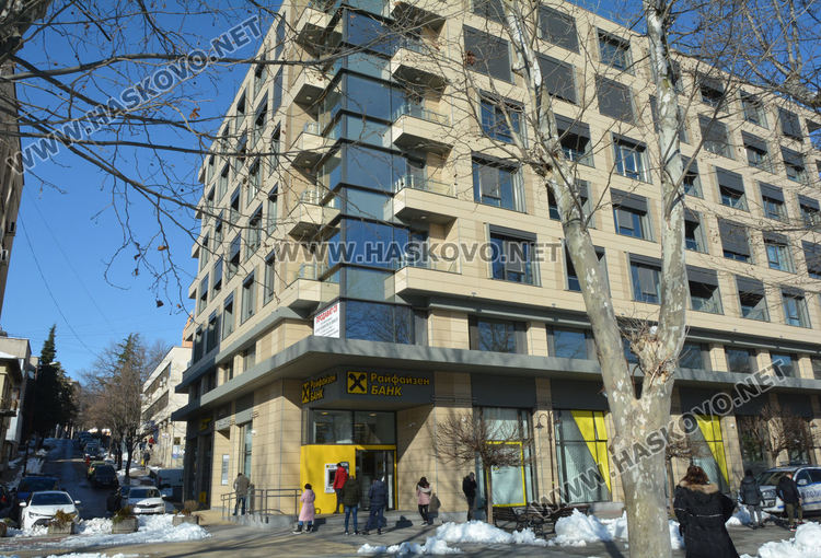 23-годишен е с опасност за живота след падане от обществена сграда в центъра на Хасково
