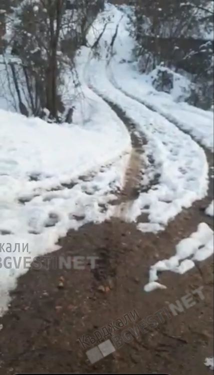 Импровизирано събрание на съседи в Бленика: Искаме асфалт и осветление!