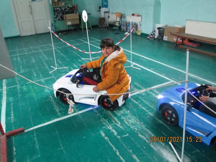 Ученици управляват автомобили – макар и детски