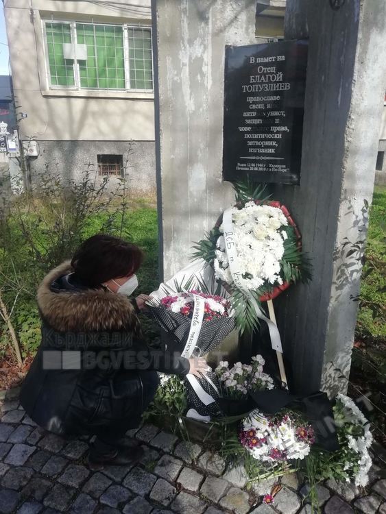 Цвета Караянчева почете паметта на борците за демокрация, поклони се пред паметника на Благой Топузлиев