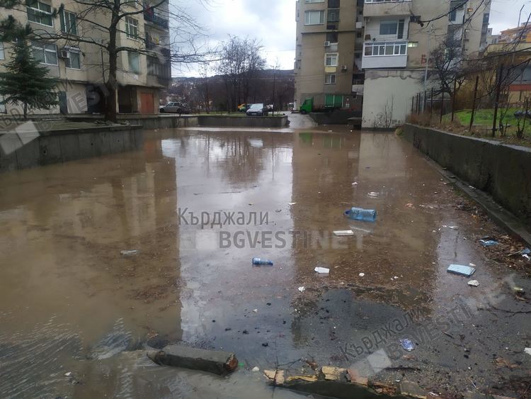 Наводнение при 2 блок във Възрожденци
