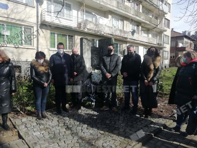 Цвета Караянчева почете паметта на борците за демокрация, поклони се пред паметника на Благой Топузлиев