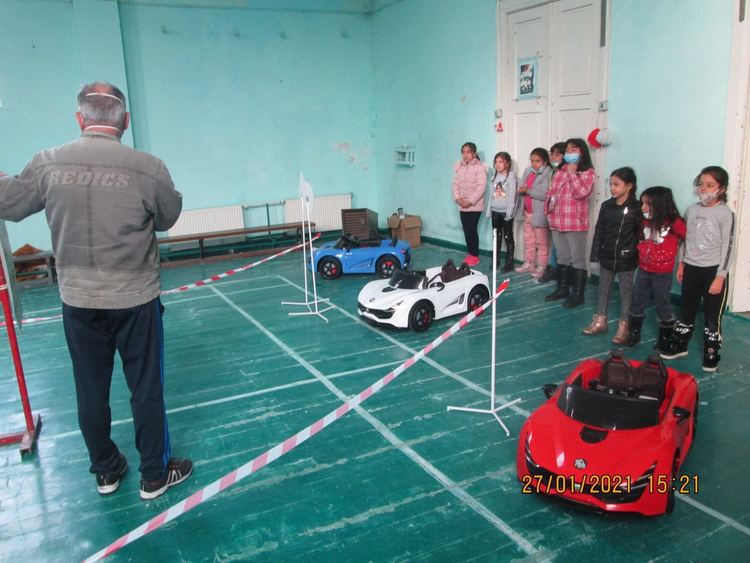 Ученици управляват автомобили – макар и детски