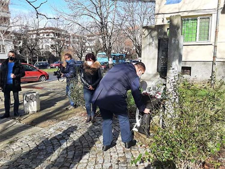 Цвета Караянчева почете паметта на борците за демокрация, поклони се пред паметника на Благой Топузлиев