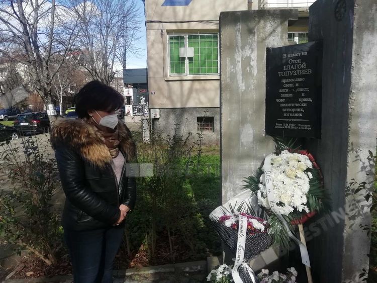 Цвета Караянчева почете паметта на борците за демокрация, поклони се пред паметника на Благой Топузлиев