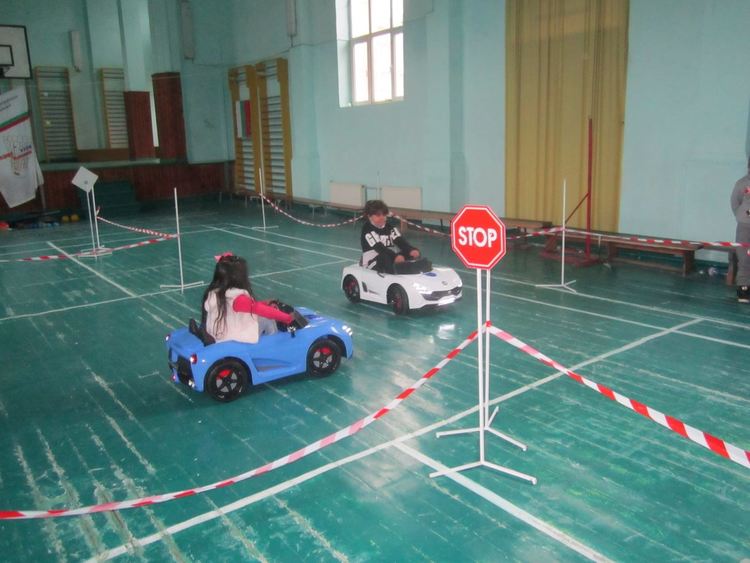Ученици управляват автомобили – макар и детски