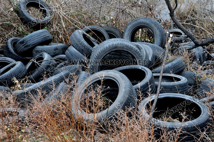 Поредно сметище от стари автомобилни гуми в Хасковско