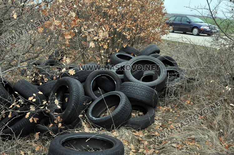 Поредно сметище от стари автомобилни гуми в Хасковско