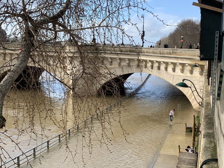 Сена излезе от бреговете си