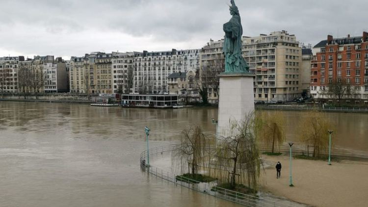 Сена излезе от бреговете си