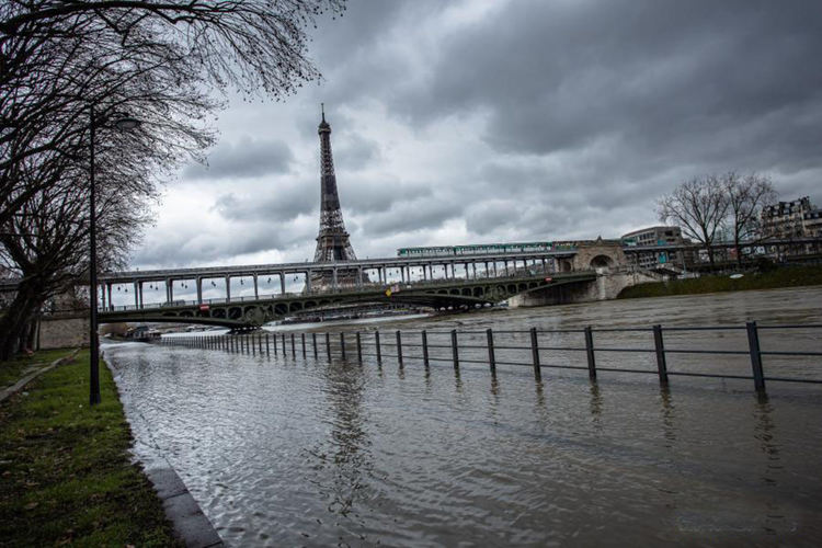 Сена излезе от бреговете си