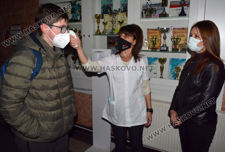 При строги мерки днес в училище "В.Левски" бяха допускани учениците. На входа медицинската сестра им измери температурата, преди да продължат в училищното пространство