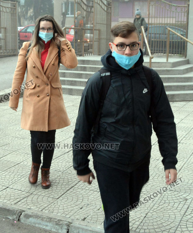 След три месеца онлайн обучение големите ученици се връщат в клас отново с желание 