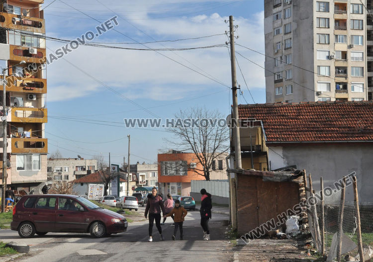 Проверяват строежи заради изчезнал тротоар в Хасково