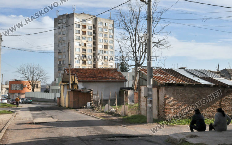 Проверяват строежи заради изчезнал тротоар в Хасково