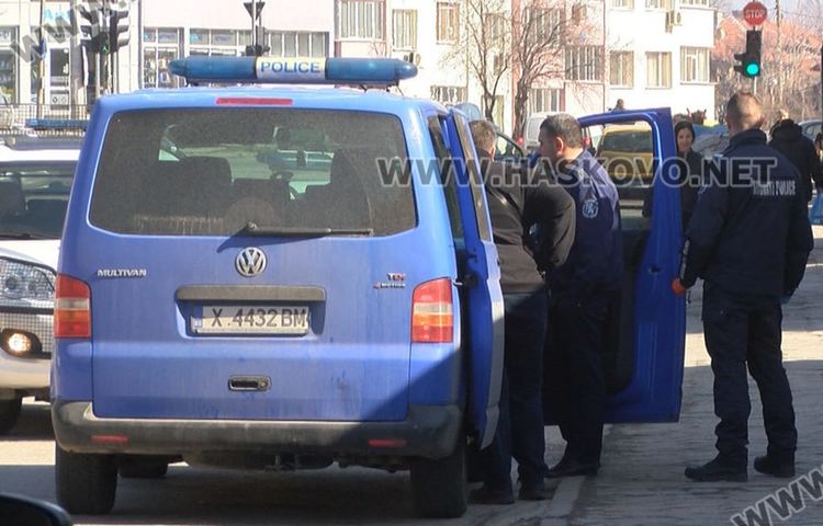 Двама хвърлиха на земята дрога пред полицаи в Хасково, единият опита да избяга