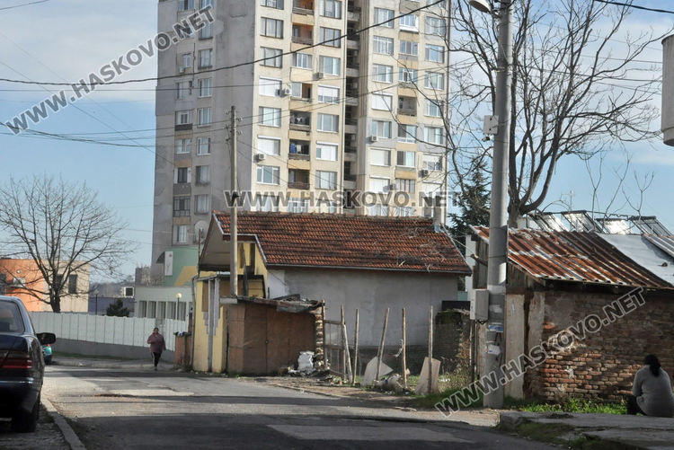Проверяват строежи заради изчезнал тротоар в Хасково