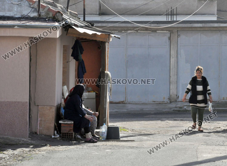 Проверяват строежи заради изчезнал тротоар в Хасково