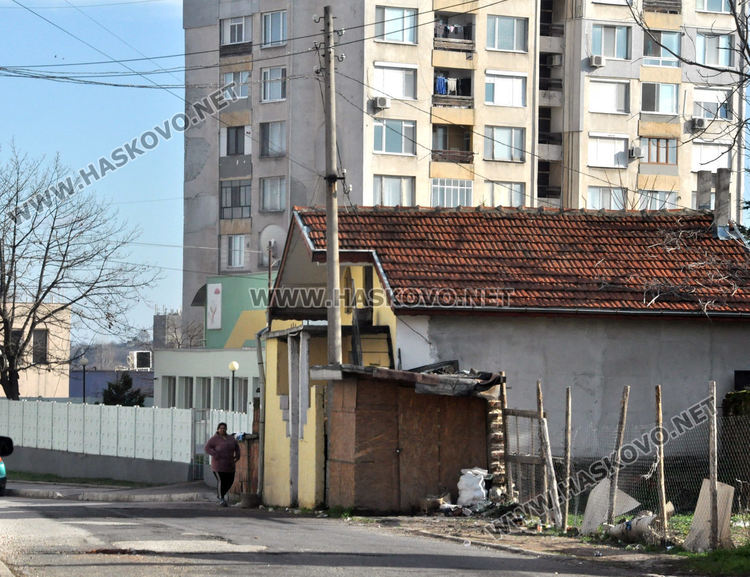 Проверяват строежи заради изчезнал тротоар в Хасково