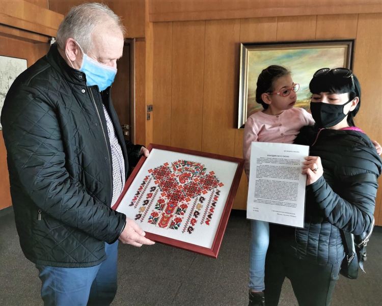 Календарът на община Смолян събра над 12 хиляди лева за лечението на малката Александра