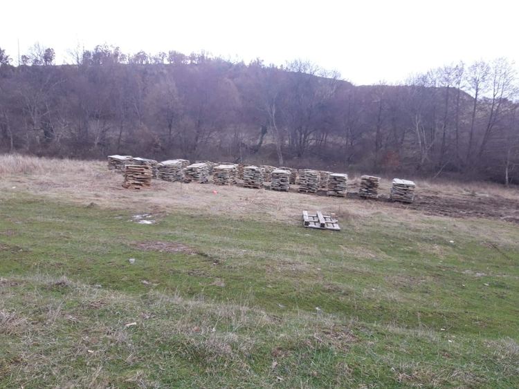 Откриха незаконна кариера за добив на гнайс, двама са задържани