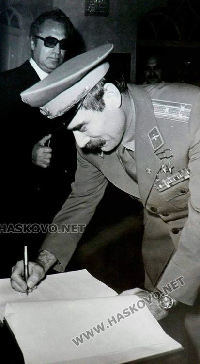 Георги Иванов с почетното звание. Автор на снимката е почетният гражданин на Хасково Карекин Карекинян, предоставена е от Иса Агушев